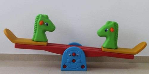 兒童玩蹺蹺板的時候需要注意哪些安全問題